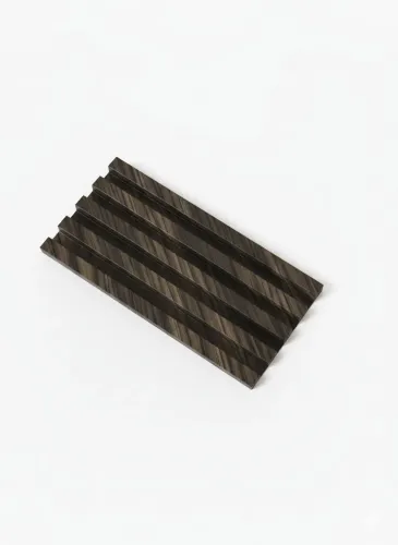 Painel Ripado Decorativo, Elegância em Madeira Escura para Decoração de Alto Padrão