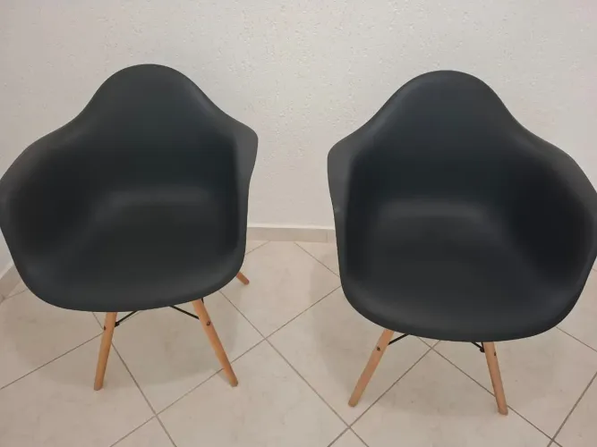 Cadeira Eames com braço preta 