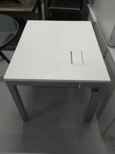 Mesa de Escritório com caixa de tomadas