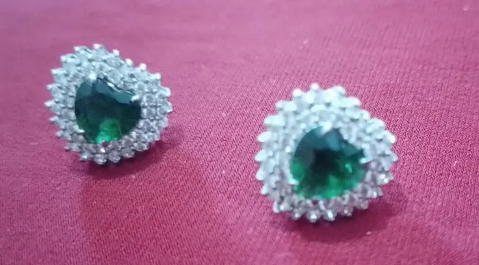 Brincos Coração - Pedra Verde Esmeralda e Strauss. 
