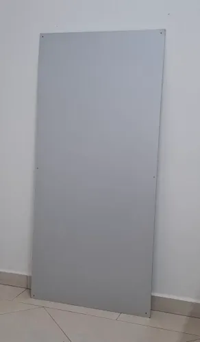 Placa de ACM acabamento fosco, material leve e resistente a intempéries.