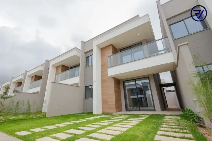 Excelente casa dúplex em condomínio no Eusébio
