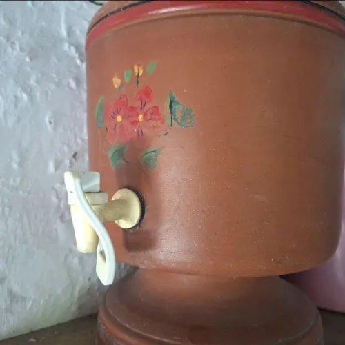 Talha ou suporte de barro para garrafão