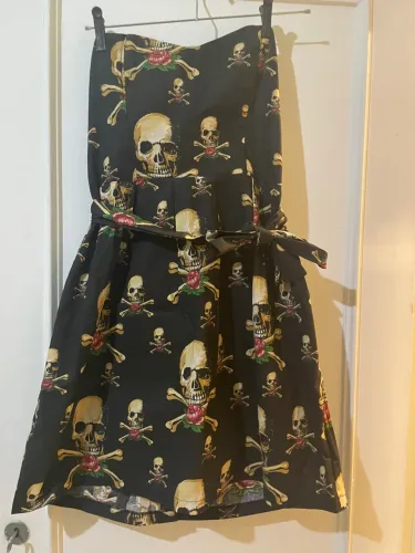 Vestido Caveiras e flores 