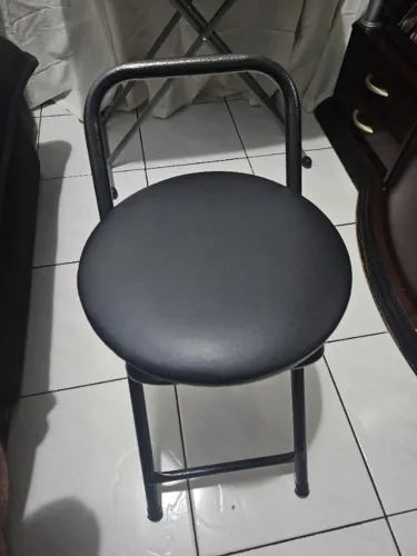 Banqueta dobrável com assento redondo estofado e estrutura de metal (NOVAS)