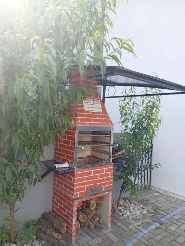 Kitnet mobiliada e c/Eletros.