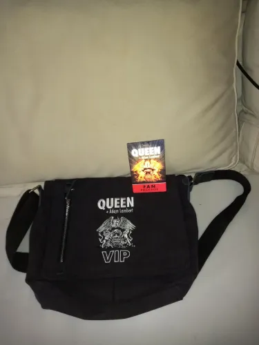 Bolsa comprada no show do Queen na Austrália