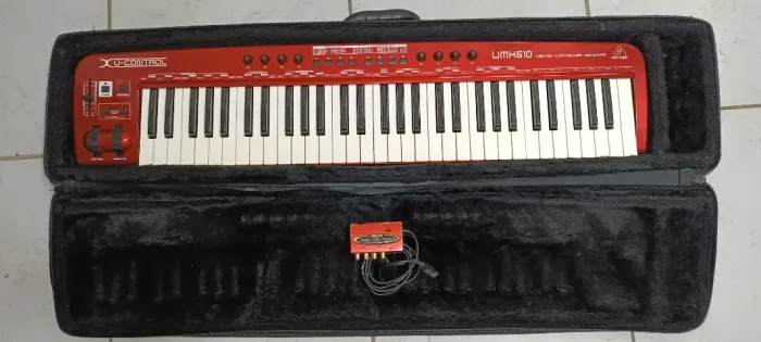 Teclado Controlador MIDI - Behringer UMX610 + Interface UCA222 + Bag