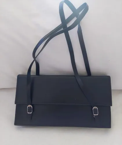 Bolsa preta com alça de ombro
