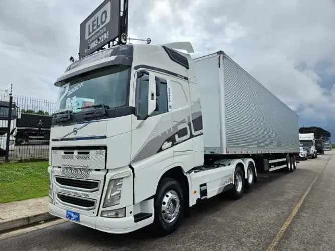 Volvo FH 500 Tração 6x2 Ano 2017 Teto Alto Automático Ar Condicionado baú facchini ano 26