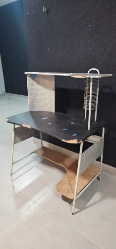 Mesa retrô anos 90 com porta CDs e painel para fotos e recados