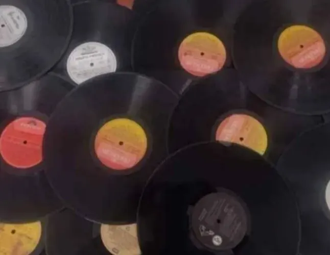 Lote com 20 discos de Vinil com capas, sem riscos(artesanato e alguns audíveis)