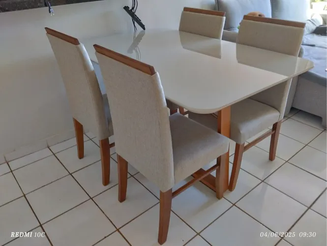 Mesa de Jantar com 4 Cadeiras madeira 