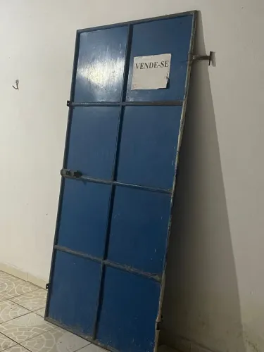 Porta de ferro Azul. 2,10 de altura e 1,00 de largura