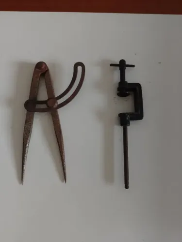 Compasso antigo e grampo de madeira