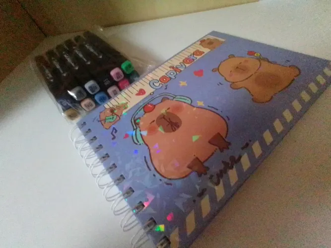 Caderno para pintar Capivara e 12 canetinhas bobgoods
