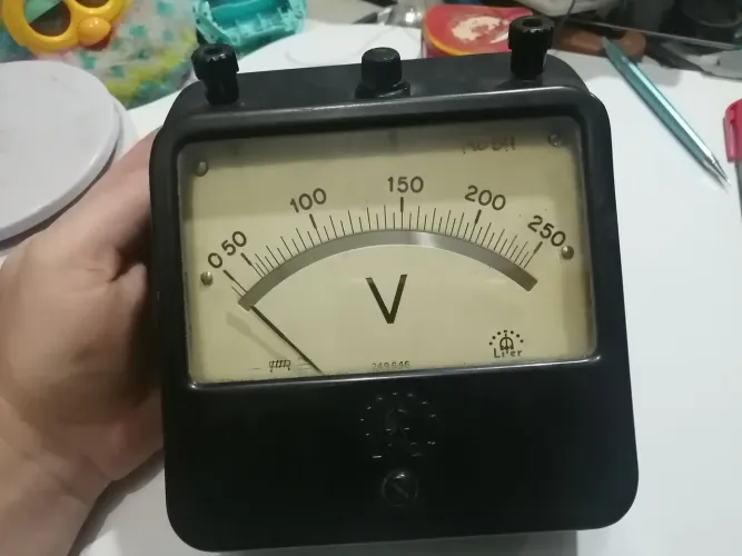 Voltímetro antigo grande