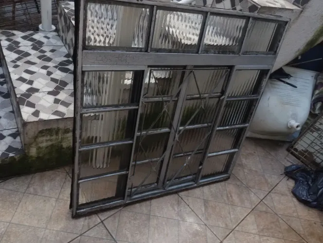 Janela de aço com vidro canelado