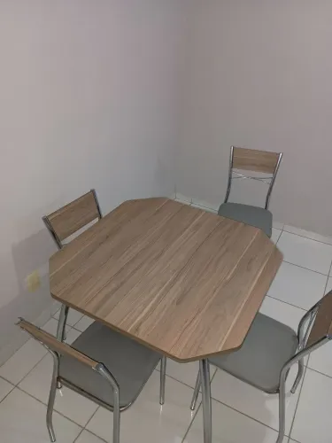 MESA MADEIRA COM 4 CADEIRAS 