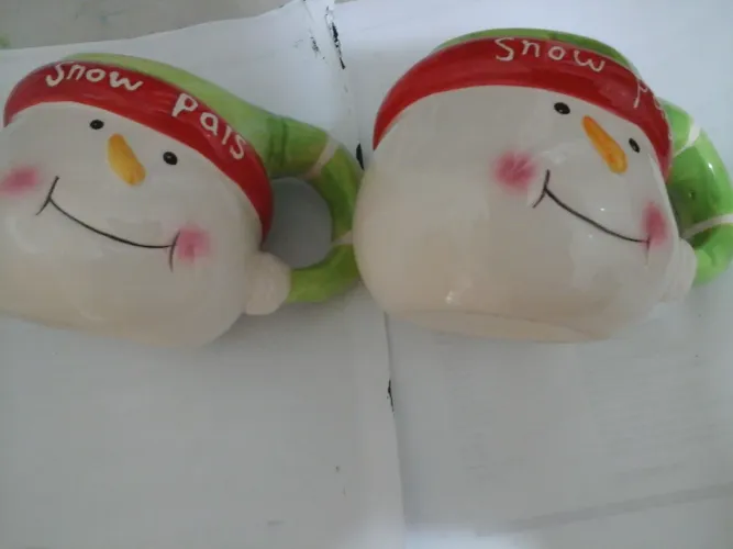 Duas canecas de louça novase + uma novas