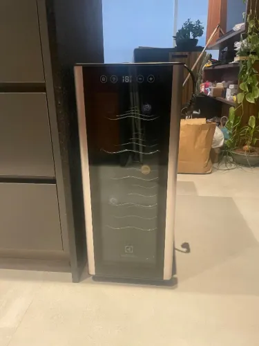 Adega de Vinho Climatizada Electrolux 12 garrafas Uma Porta Acabamento em Alumínio
