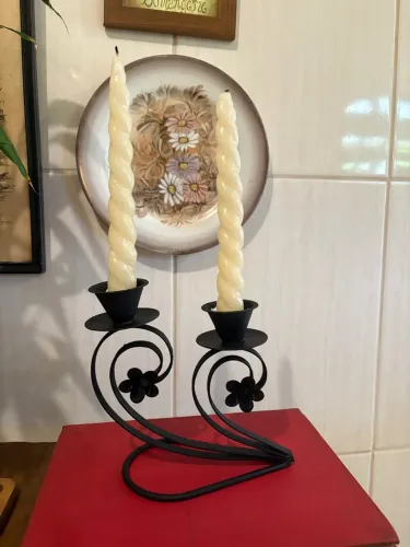 Castiçal duplo de ferro, não acompanha as velas.
