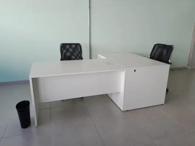 Mesa de escritório + 1 cadeira giratória