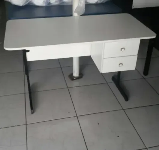 - nova escrivaninha mesa reta mdf branca com perna de ferro 