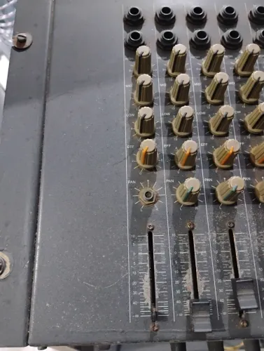 Mesa de som analógica Staner S 08-2