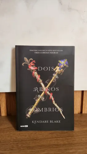 Livro Dois Reinos Sombrios. Livro n°3 de Três Coroas Negras. Editora Globo. Ótimo estado.
