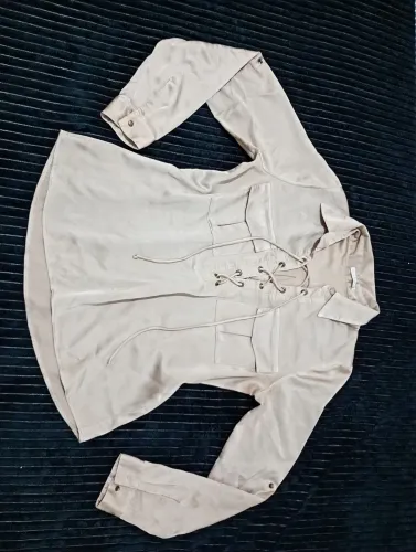 Camisa feminina bege com cadarço