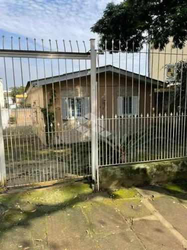Casa de alvenaria com 03 dormitórios e amplo pátio, próximo a escola, comércio e ponto de