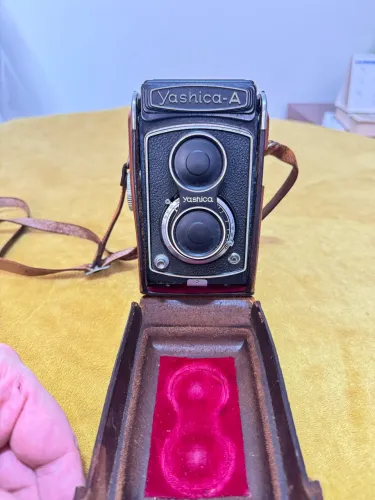 Câmera fotográfica vintage Yashica-A tipo Twin Lens Reflex (TLR)