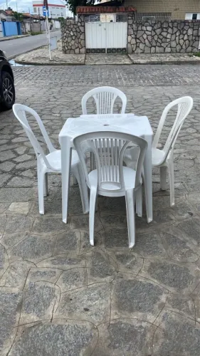 Conjunto de mesas de plástico 