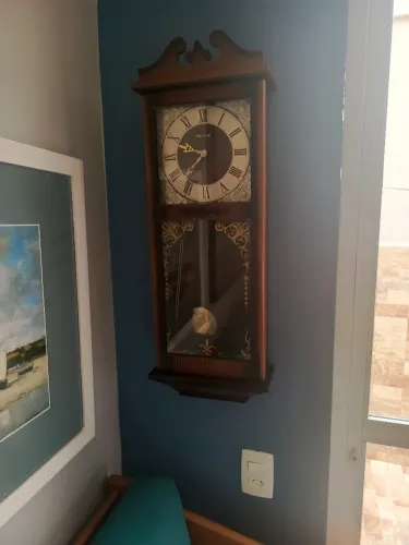Vendo relógio pêndulo de parede , de  madeira , com badalo