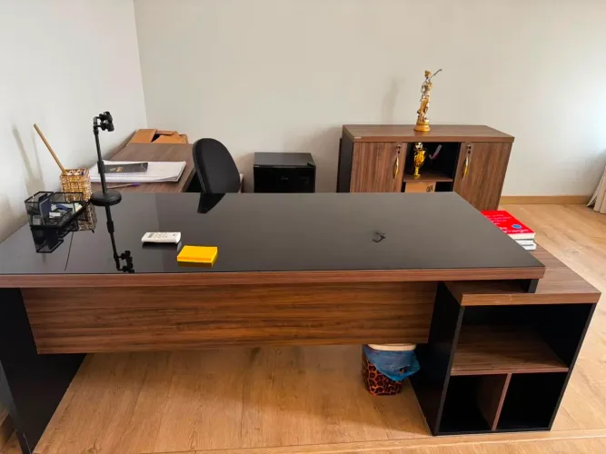 Conjunto mesa e armário