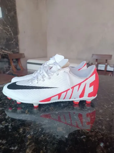 Chuteira da nike original nova!!!