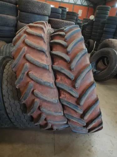 Vende-se 2 pneus seminovos na medida 380/80R38 Pirelli