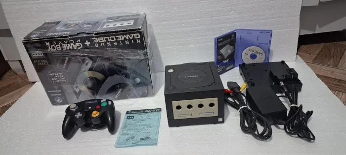 Game Cube com Game boy Player na caixa
