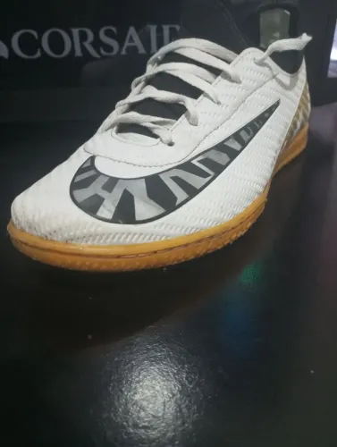 Chuteira de futsal pouco usado modelo branca .