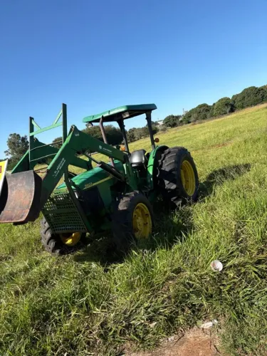 Trator John Deere 5603 ANO 2012