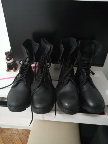 Vendo esses dois coturnos novo número 40 valor 125, 00 CADA UM.