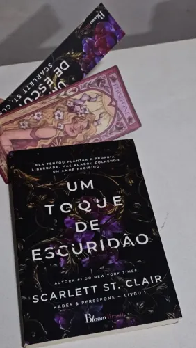 UM TOQUE DE ESCURIDÃO SCARLETT COM BRINDE DE CARD E MARCA PAGINA ST. CLAIR LIVRO
