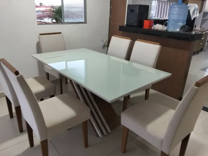 vende-se uma mesa de jantar com 6 cadeiras semi nova valor 1,200,00
