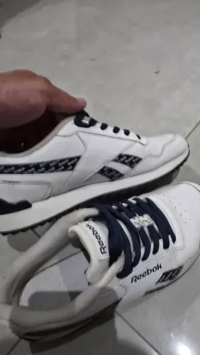 Tênis Reebok Royal Glide com cabedal branco e detalhes em azul marinho estampados