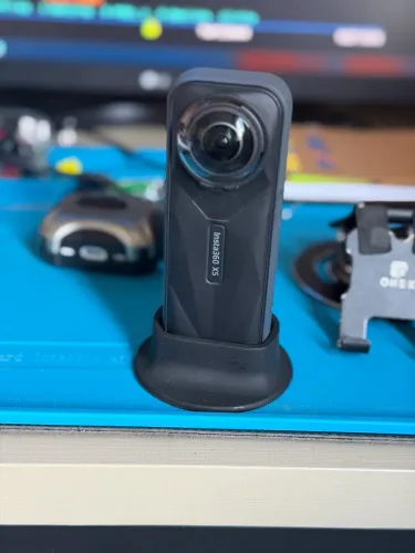 Câmera Insta360 X5 + 2 Baterias e Acessórios