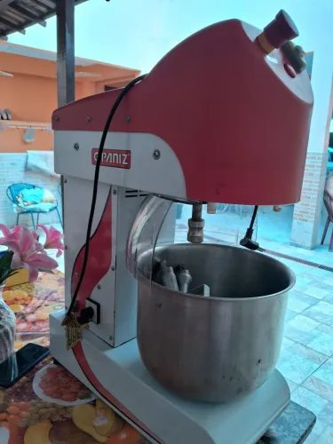 Vendo batedeira industrial semi nova 