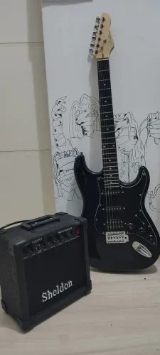 guitarra preta stratocaster Giannini + amplificador Sheldon 
