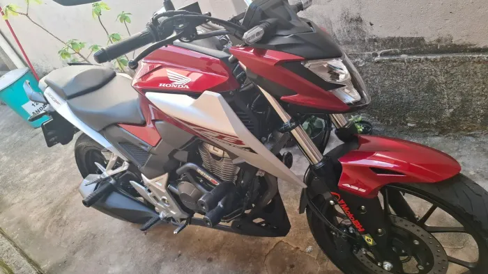 Vendo uma CB300F twistter ano 2026