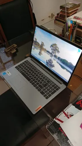 Notebook lenovo i3 12° geração, 8gb RAM, placa gráfica e armazenamento de 238gb